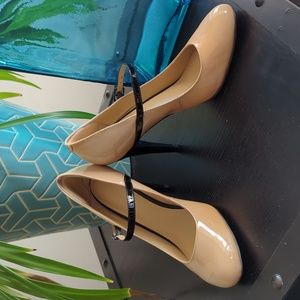 Nine West nude and black Sheryl patent leather pumps size 5.5